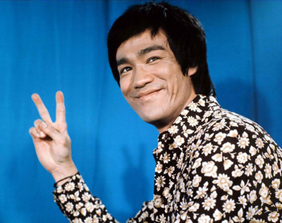 bruce-lee-peace-sign-3.jpg