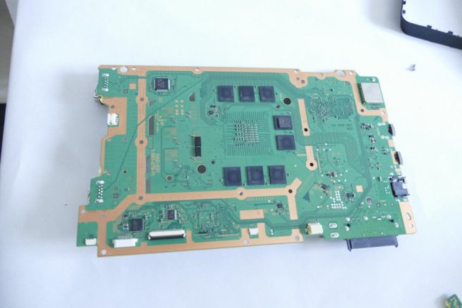 in-comparatif-hardware-ps4-vs-ps4-slim-1.jpg
