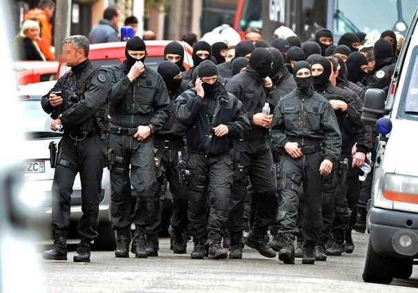 292451_les-policiers-du-raid-a-l-issue-de-l-assaut-contre-mohamed-merah-le-22-mars-2012-a-toulouse.jpg