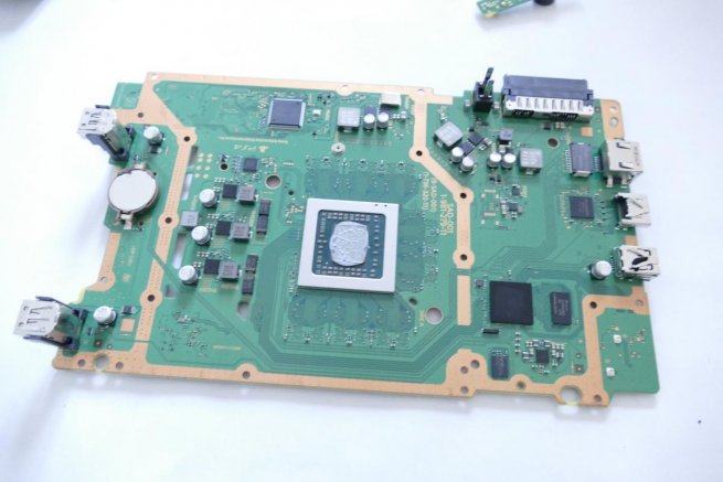 in-comparatif-hardware-ps4-vs-ps4-slim-2.jpg